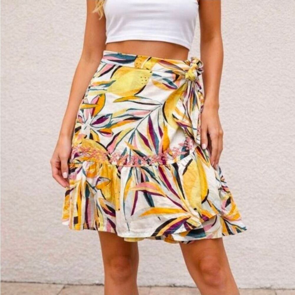 C&C California Floral Embroidered Wrap Skirt Size Large